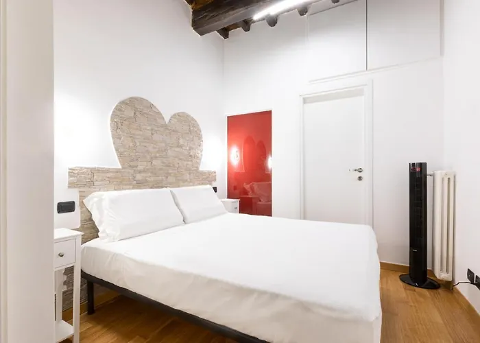 Red Heart In Trastevere - Top Collection